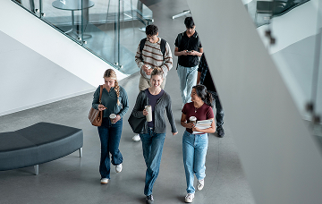 Alumnos Campus Online van hacia un examen presencial