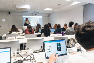 Alumnos en el campus de Sants