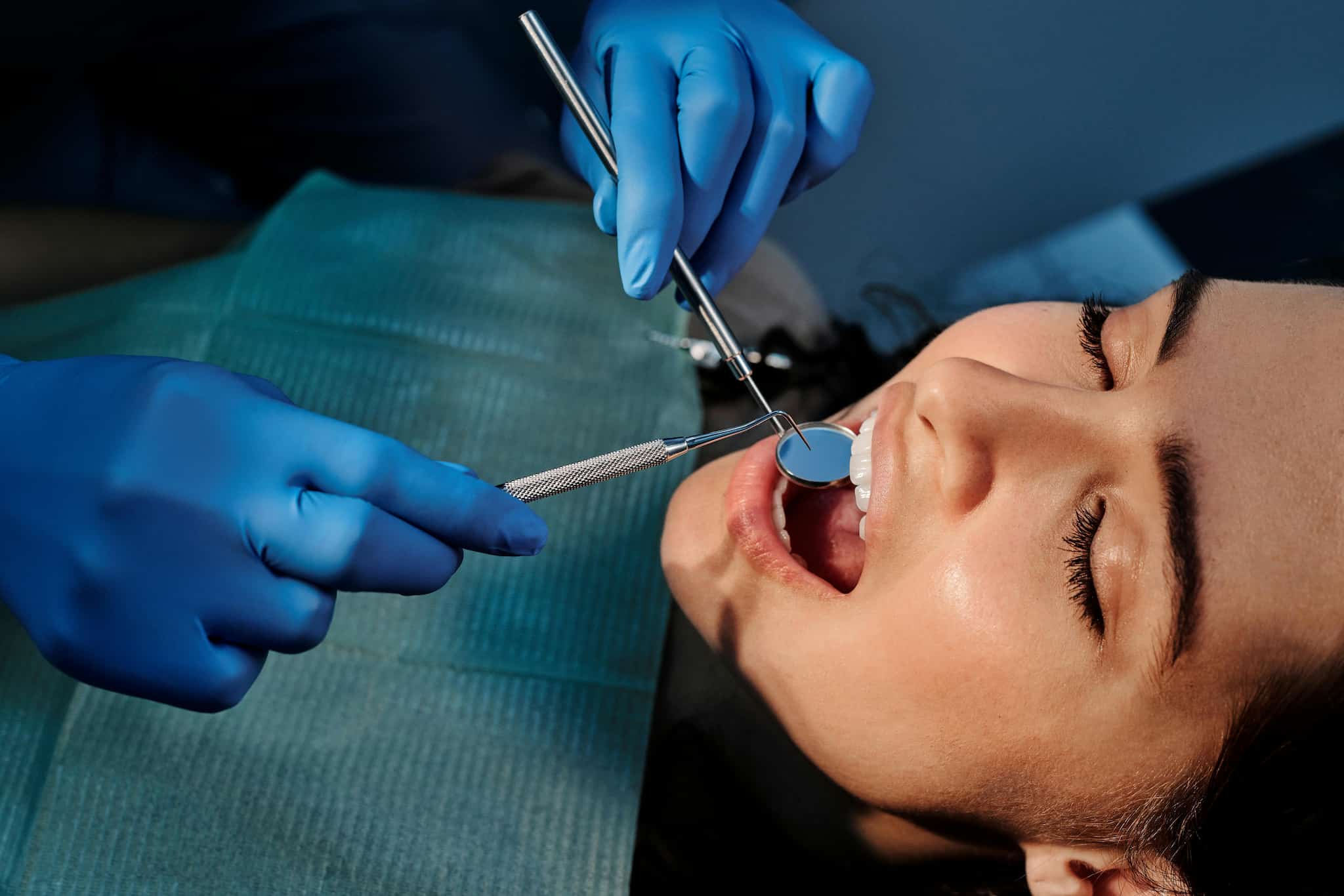 Profesional haciendo un tratamiento para la gingivitis y periodontitis