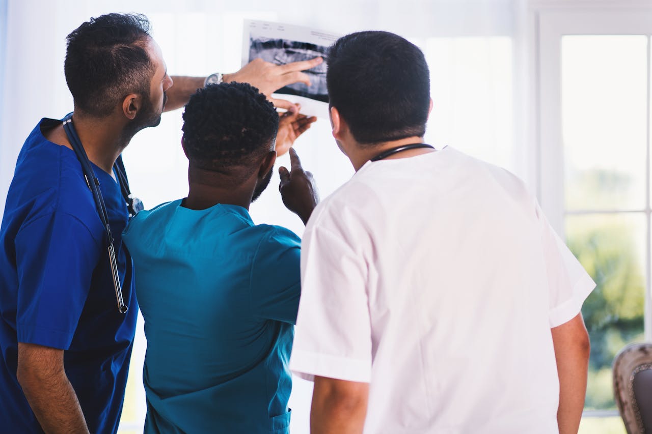 Médicos experimentados analizan una radiografía