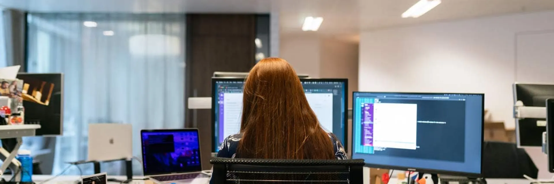 Mujer trabajando con su ordenador en la oficina