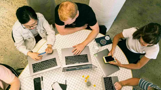Estudiantes realizando un análisis benchamarking para un proyecto del curso