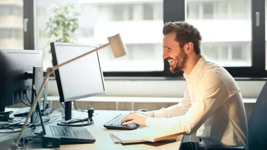Consultor de marketing se beneficia del programmatic advertising al crear sus anuncios digitales.