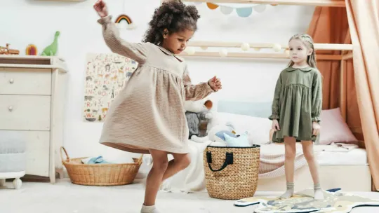 Niña con TDAH corre mientras que su compañera está quieta