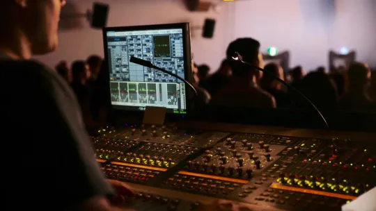 Técnico de sonido trabajando 