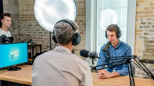 Grabación de un pódcast educativo en estudio