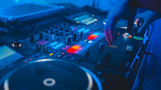 Cómo convertirte en DJ con Planeta FP