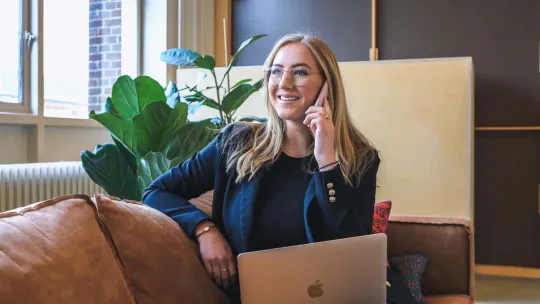 Un mujer al teléfono en una entrevista de trabajo