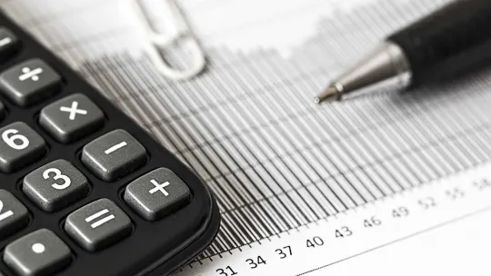 Calculadora y bolígrafo de estudiante de Administración y Finanzas