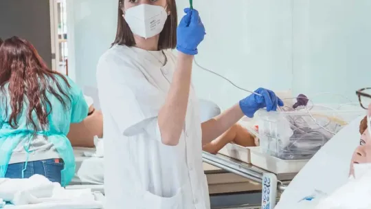 Alumna de Cuidados Auxiliares de Enfermería en una formación práctica.