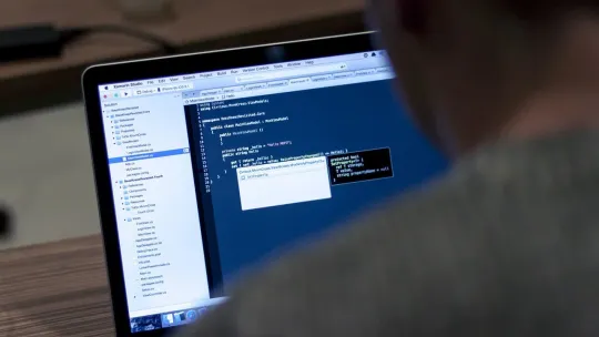 Programador trabajando con su ordenador