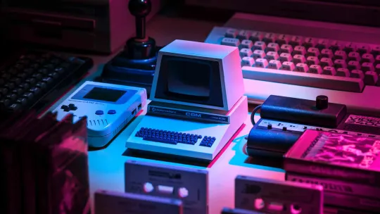 Consolas y videojuegos en una mesa de trabajo