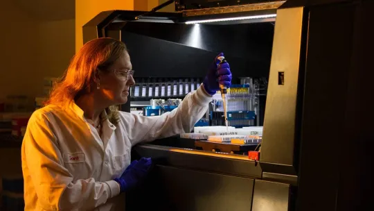 Investigadora trabajando en un laboratorio
