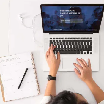 Un portátil a modo de presentación de la sede online de FP