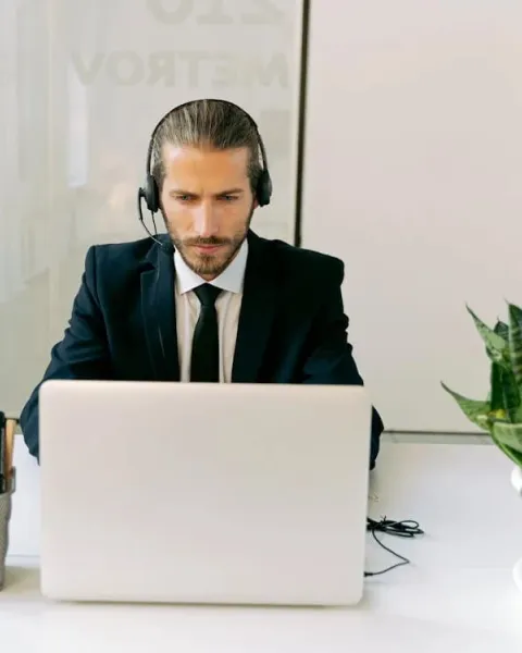 Chico hablando por teléfono con ordenador