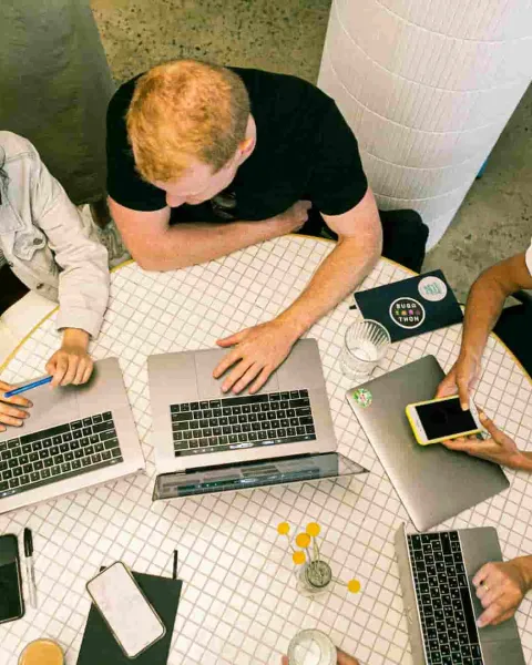Estudiantes realizando un análisis benchamarking para un proyecto del curso
