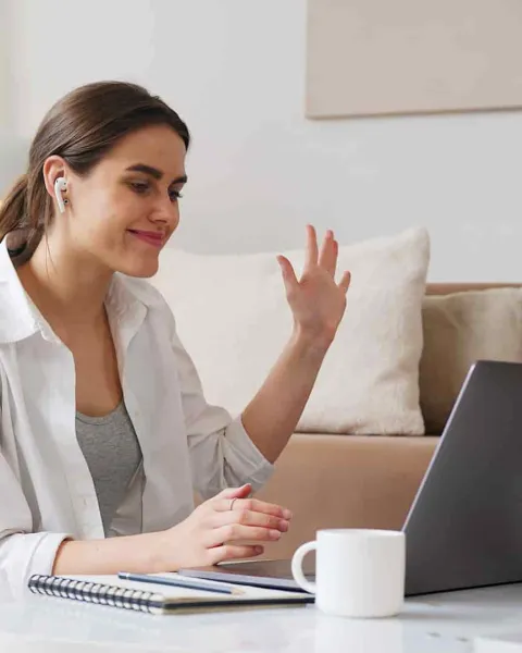Mujer estudiando online desde su casa