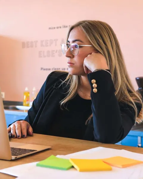 Chica joven buscando trabajo en el ordenador sin experiencia laboral 