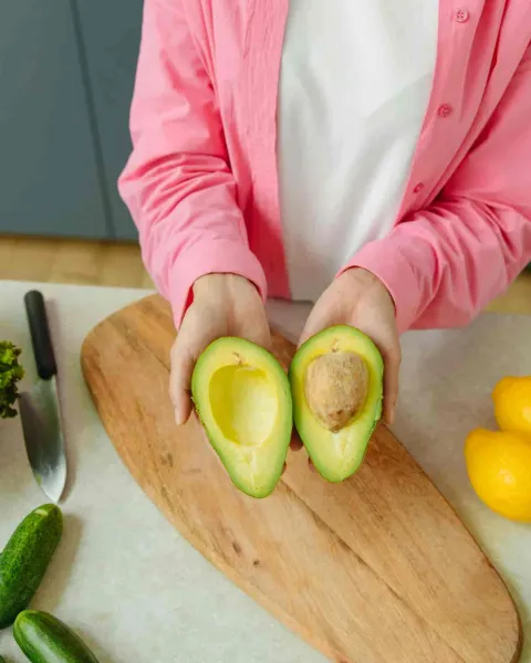 Nutricionista preparando una dieta hiposódica