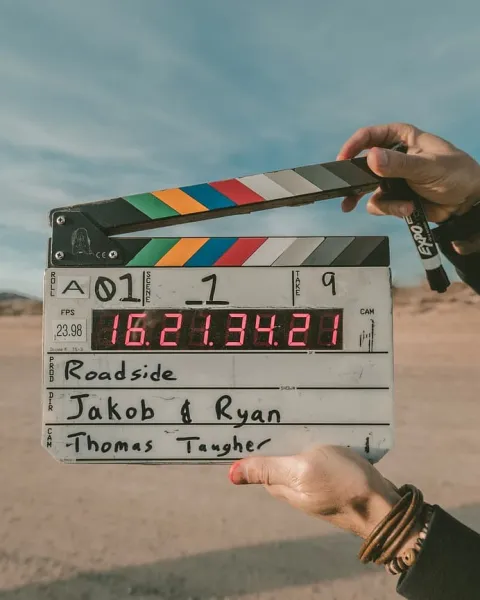 Claqueta para grabar una película en el desierto