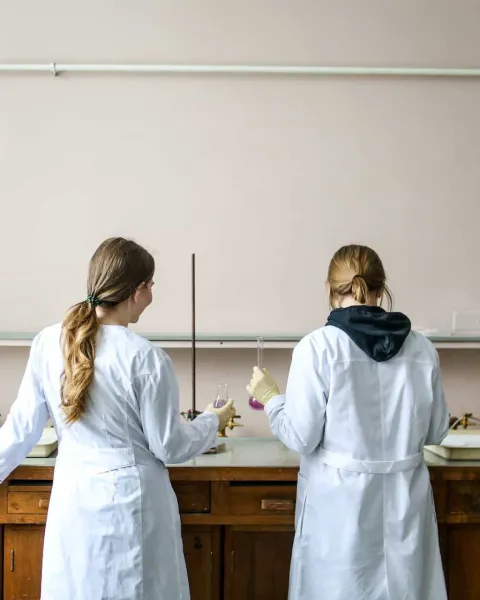 Estudiantes trabajando en un laboratorio químico