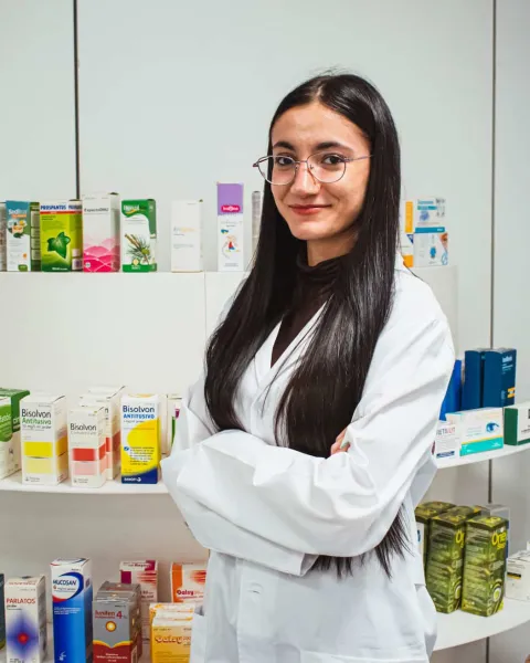 Auxiliar de farmacia con productos