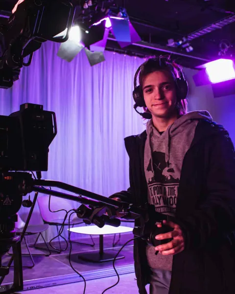 Operador de cámara graba un proyecto audiovisual