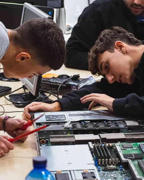 Estudiantes de Sistemas Microinformáticos trabajan en un proyecto.