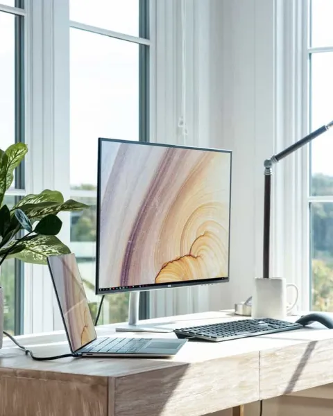 Puesto de trabajo en casa para teletrabajo