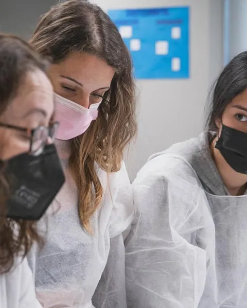 Estudiantes de la salud haciendo prácticas
