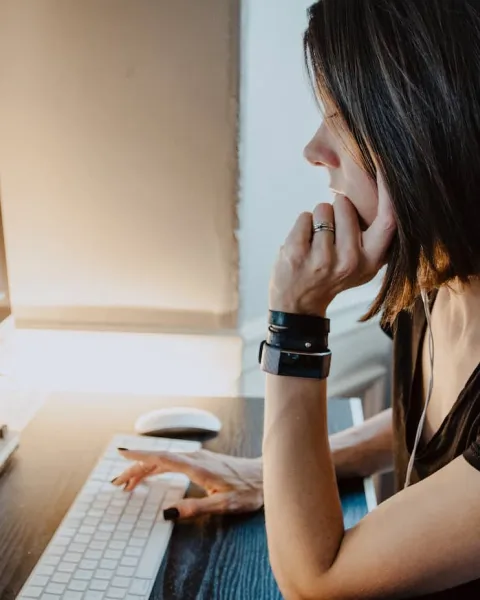 Una alumna aprende los lenguajes de programación mas usados.