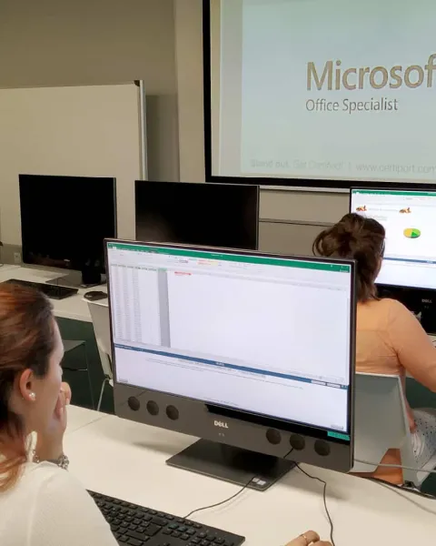 Empleados en la oficina trabajando con sus ordenadores