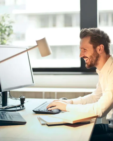 Consultor de marketing se beneficia del programmatic advertising al crear sus anuncios digitales.