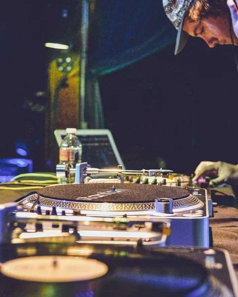 DJ trabajando en un evento musical