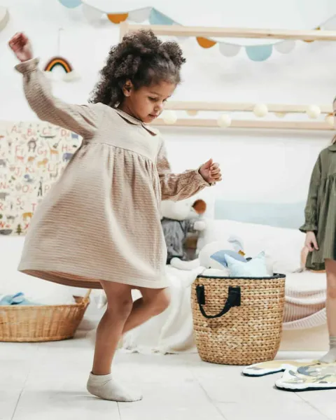 Niña con TDAH corre mientras que su compañera está quieta