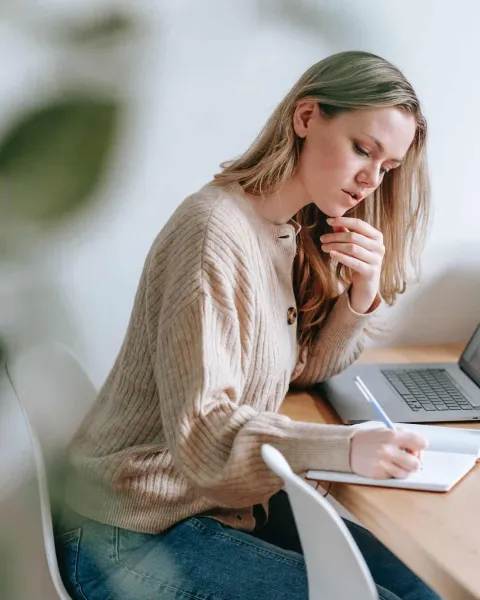 Chica estudia formación desde su casa