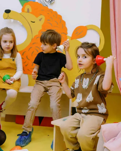 Maestra de infantil enseña valores a sus alumnos.
