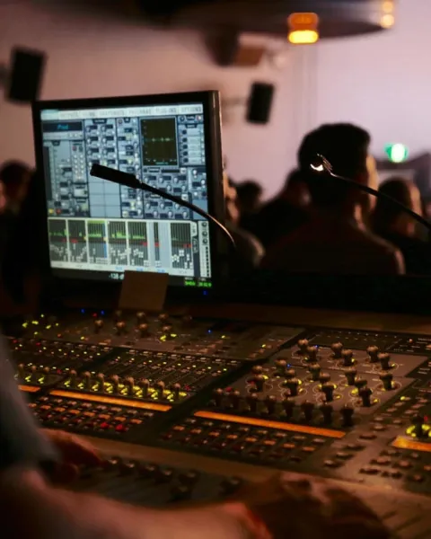 Técnico de sonido trabajando 