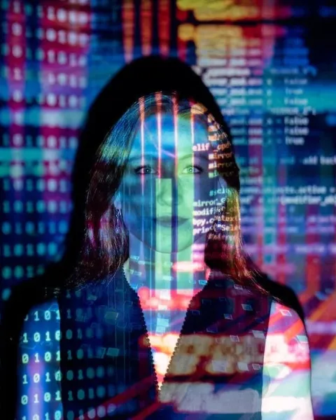 Una analista de datos rodeada de código.