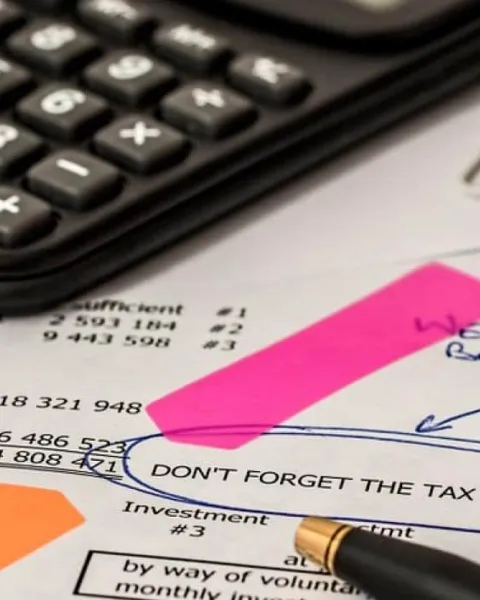 Calculadora encima de papeles de trabajo