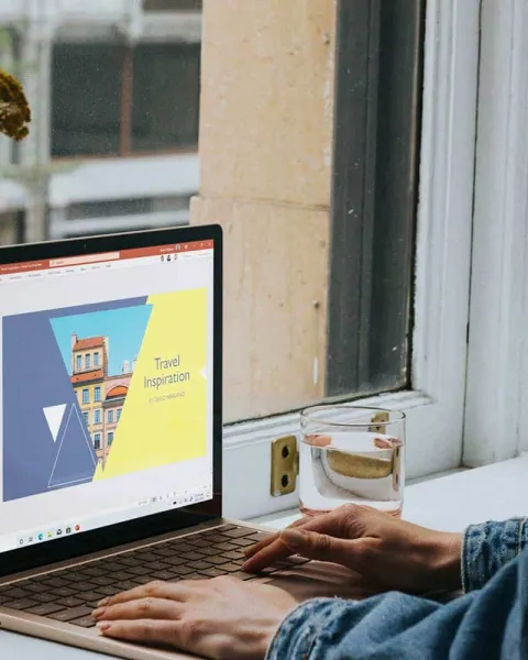 Una mujer gestiona las tareas de equipo con Asana