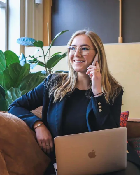 Un mujer al teléfono en una entrevista de trabajo