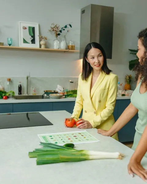 Dos mujeres en la cocina hablando sobre hábitos saludables