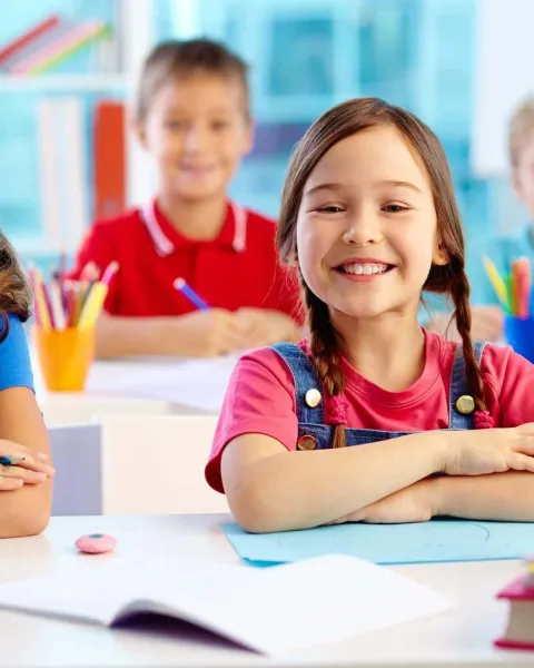 Alumnos felices en clase de educación infantil