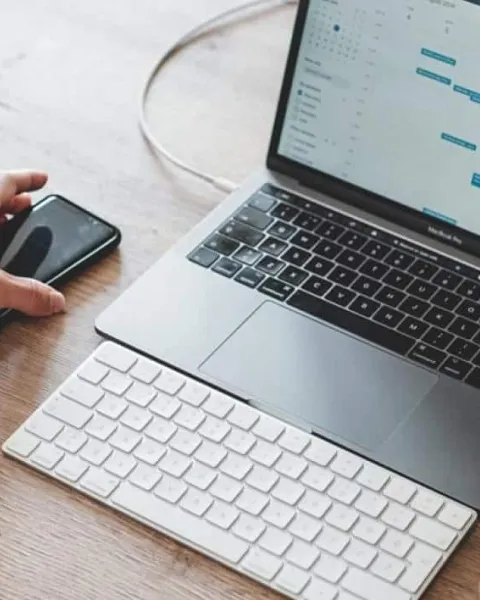 Hombre organiza sus tareas de su programa de estudios en su agenda digital.