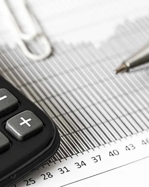 Calculadora y bolígrafo de estudiante de Administración y Finanzas