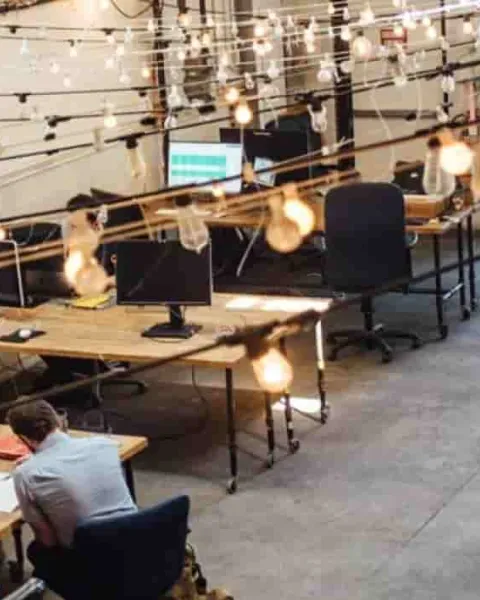 Alumnos estudiando los grados medios con mas salidas en una oficina diáfana. 