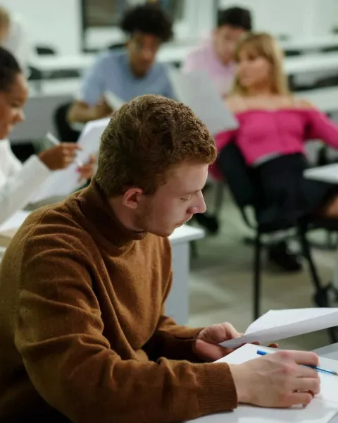 Joven estudiando en clase