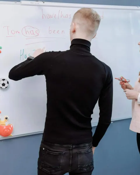 Una Profesora Dando Tutoría A Su Estudiante Masculino