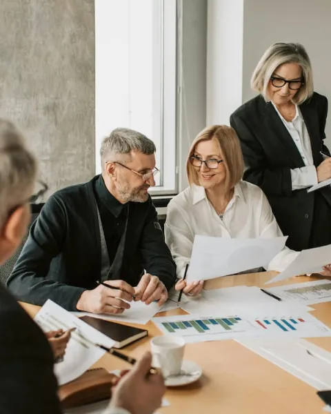 marketing oficina trabajando finanzas hombres
